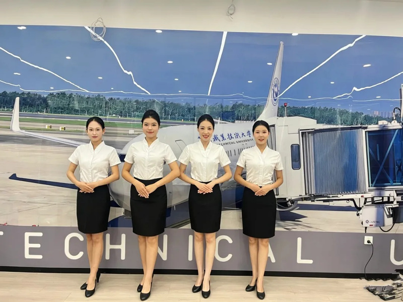 武职大空乘学子入职武汉天河机场...